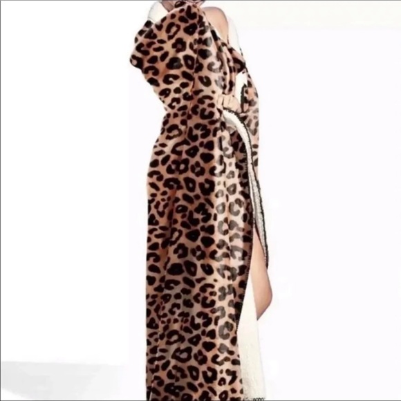 PINK Victoria's Secret Other - Victoria secret PINK RARE cozy leopard velvet Sherpa blanket